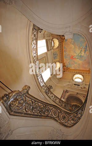 Ampio angolo di visione del ferro battuto la grande scala e soffitto affrescato nel Musee de Conde Chateau de Chantilly Francia Foto Stock