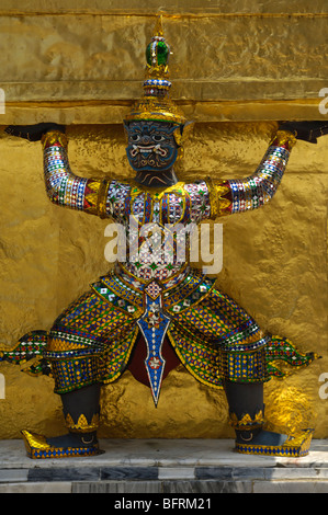 Yaksha demon guardian il supporto di golden chedi Foto Stock