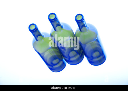 Svuotare le bottiglie di vino in una fila, studio shot Foto Stock