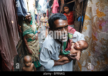 Una scena di vita quotidiana di una famiglia che vive in una delle baraccopoli in Kolkata, India Foto Stock