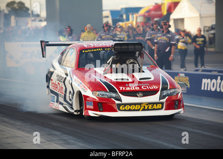 Australian top driver Doorslammer, Maurice Fabietti, eseguendo un burnout in la sua sovralimentato Holden Monaro. Foto Stock