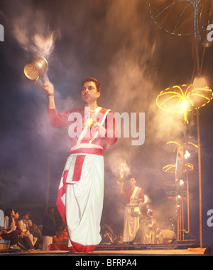 Sacerdoti indù di eseguire la cerimonia Deepmala a Ghat sulle rive del fiume Gange a Varanasi, India Foto Stock