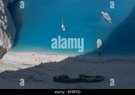Grecia. Zante. Zante. Isola greca. Ottobre. Contrabbandieri, Shipwreck Cove, vista dalla cima della scogliera sul relitto della nave, Ag. Georgiou, Navagio. Foto Stock