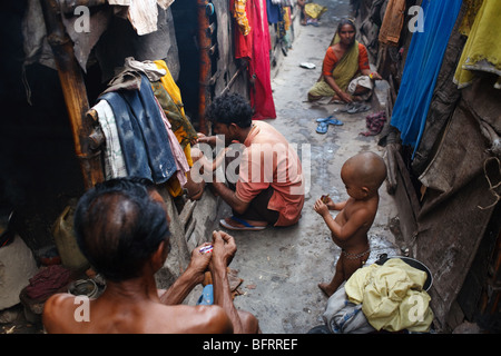 Una scena di vita quotidiana di una famiglia che vive in una delle baraccopoli in Kolkata, India Foto Stock