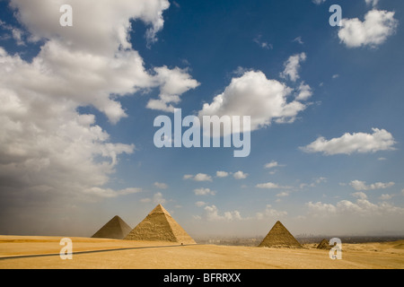 Panorama delle grandi piramidi di Giza preso dal punto di vista nel deserto, Giza, il Cairo, Egitto Foto Stock