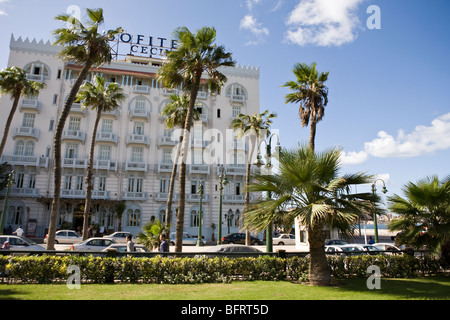 Il Sofitel Cecil Hotel sulla corniche in Alessandria, Egitto visto dal parco Foto Stock