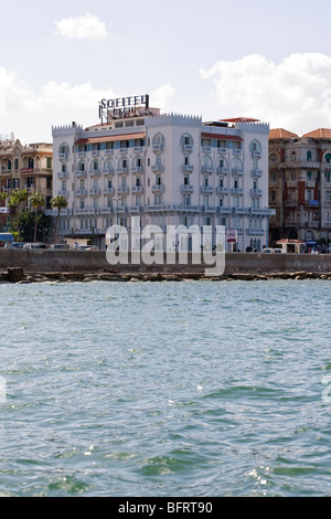 Il Sofitel Cecil Hotel sulla corniche in Alessandria, Egitto visto da una barca in porto. Foto Stock