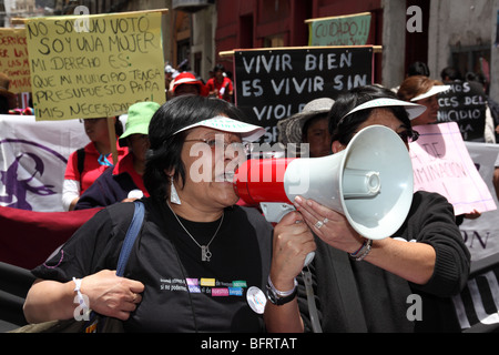 Una donna che indossa urla nere in un megafono durante una marcia di protesta per la giornata internazionale di non violenza contro le donne (25 novembre), la Paz, Bolivia Foto Stock