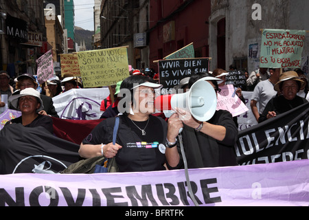 Una donna che indossa urla nere in un megafono durante una marcia di protesta per la giornata internazionale di non violenza contro le donne (25 novembre), la Paz, Bolivia Foto Stock