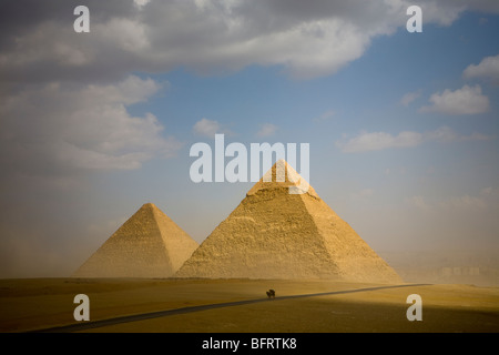 Panorama delle grandi piramidi di Giza in una tempesta di polvere presa dal punto di vista nel deserto, Giza, il Cairo, Egitto Foto Stock