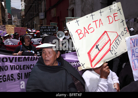 Una donna Aymara anziana di colore stanca partecipa a una marcia di protesta per la giornata internazionale di non violenza contro le donne (25 novembre), la Paz, Bolivia Foto Stock