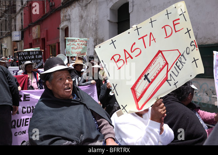 Una donna Aymara anziana di colore stanca partecipa a una marcia di protesta per la giornata internazionale di non violenza contro le donne (25 novembre), la Paz, Bolivia Foto Stock