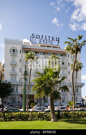 Il Sofitel Cecil Hotel sulla corniche in Alessandria, Egitto visto dal parco Foto Stock