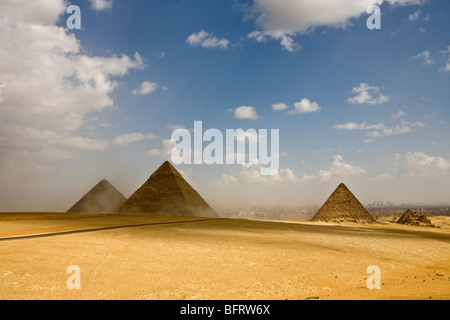 Panorama delle grandi piramidi di Giza preso dal punto di vista nel deserto, Giza, il Cairo, Egitto Foto Stock