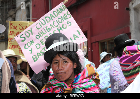 Ritratto di donna Aymara che indossa un abito tradizionale in occasione della marcia di protesta per la giornata internazionale di non violenza contro le donne (25 novembre), la Paz, Bolivia Foto Stock