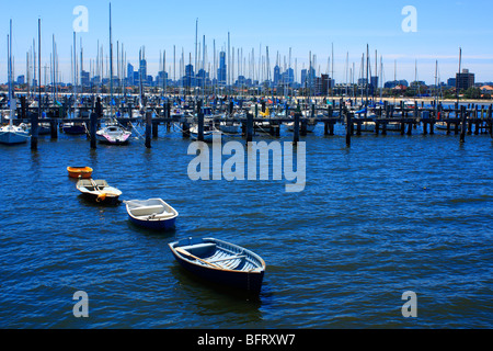 Lo Skyline di Melbourne e Marina di Melbourne lo stato di Victoria in Australia Foto Stock