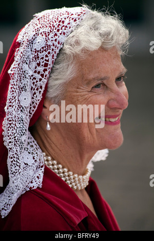 Una donna in tradizionale Elizabethan abito in piazza del mercato a Totnes Devon, in Inghilterra Foto Stock