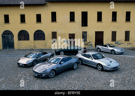 Cinque super automobili parcheggiate in Italia Foto Stock