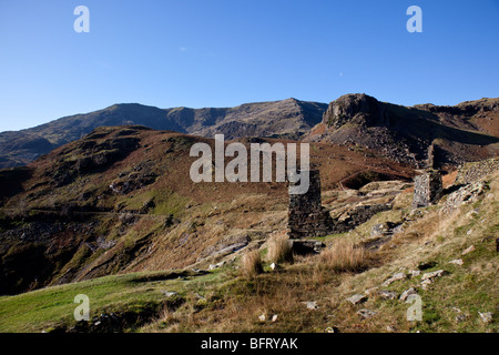 Il vecchio uomo di Coniston e orlo cadde il rastrello come visto da Coppermines Valley, vicino a Coniston, Lake District, Cumbria Foto Stock