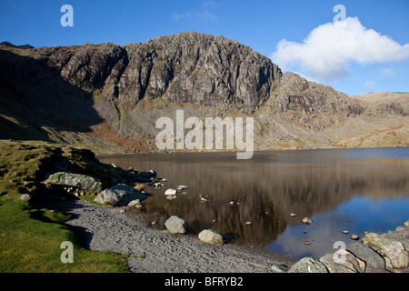 Pavey Ark e Stickle Tarn vicino Langdale, Parco Nazionale del Distretto dei Laghi, Cumbria Foto Stock