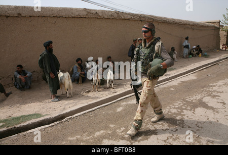 Militare olandese in Uruzgan incontro le autorità locali. Foto Stock