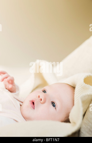 Il Bambino giacente in una coperta Foto Stock