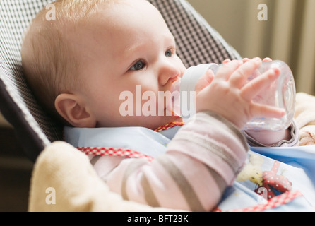Baby di bere dalla bottiglia Foto Stock