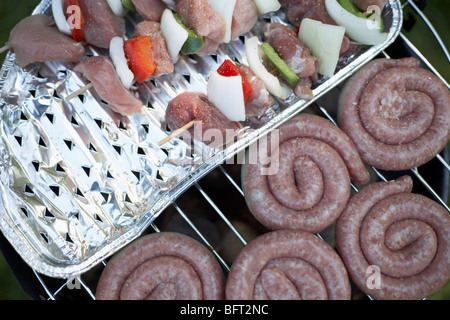 Salsicce e spiedini su Barbecue Foto Stock