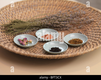 Fiori Secchi, radici e spezie sul vassoio di tessuto Foto Stock