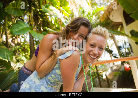 Amici divertendosi al Resort, Punta Burros, Nayarit, Messico Foto Stock