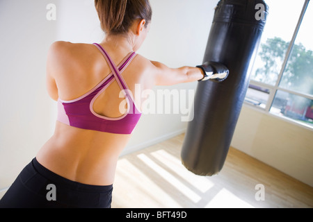 Donna pratica di pugilato Foto Stock