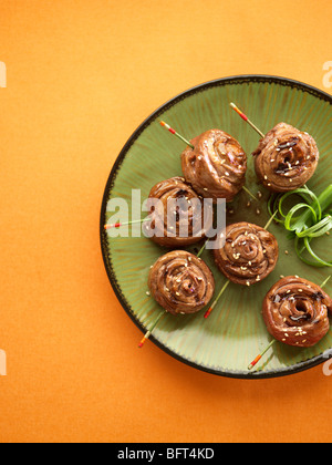 Carni bovine Teriyaki Pinwheels con semi di sesamo e cipolla verde guarnite Foto Stock
