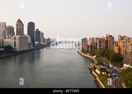 East River tra Manhattan e Roosevelt Island, New York, New York, Stati Uniti d'America Foto Stock