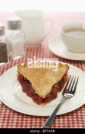 Pezzo di torta di ciliegie Foto Stock