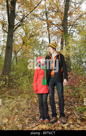 Giovane passeggiate nel bosco in autunno Foto Stock