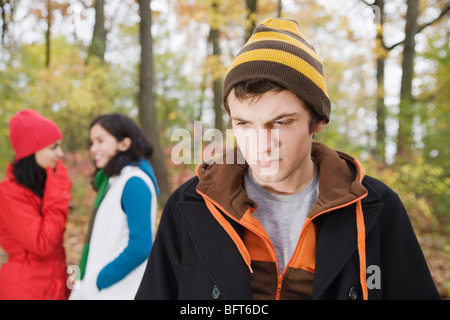 Le donne parlano l'uomo dietro la schiena Foto Stock