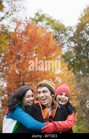 Gli amici all'aperto in autunno Foto Stock