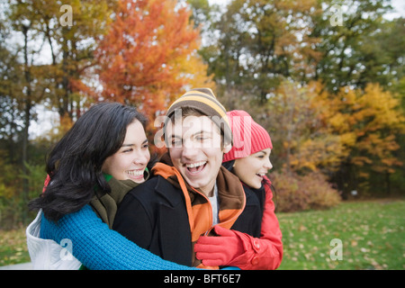 Gli amici all'aperto in autunno Foto Stock