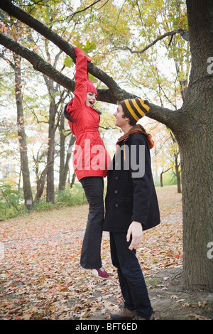 Giovane all'aperto in autunno Foto Stock