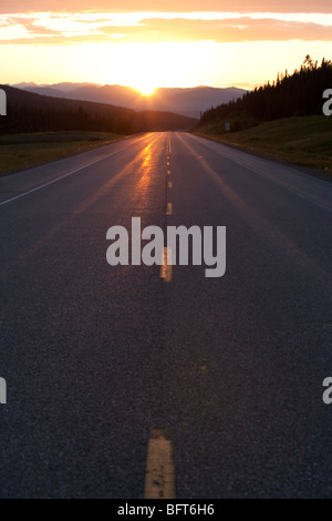 Tramonto sulla Highway 40, Cadomin, Alberta, Canada Foto Stock