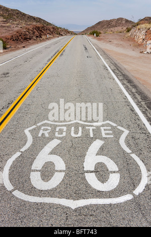 Route 66 segno sulla strada, CALIFORNIA, STATI UNITI D'AMERICA Foto Stock