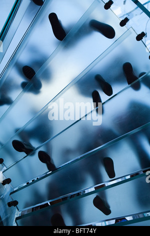 Guardando verso l'alto in corrispondenza di una scala in vetro nel negozio Apple Store nella città di New York, New York, Stati Uniti d'America Foto Stock