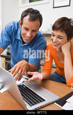 Paio di pagare le bollette online Foto Stock