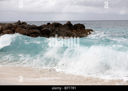 Onde che si infrangono sulla spiaggia rocciosa, Paradise Island, Bahamas Foto Stock