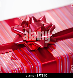 La mattina di Natale e un regalo speciale per lei. Presente per Natale da  amante, marito o fidanzato. Una donna ha una sorpresa per lei nel letto. Y  Foto stock - Alamy