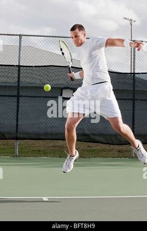 L'uomo gioca a tennis Foto Stock