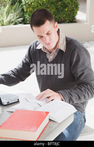 Studente universitario fare scuola lavoro Foto Stock