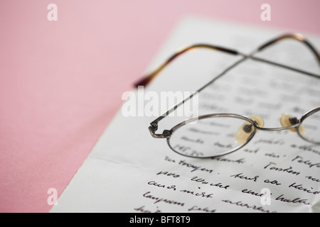 Ancora la vita di occhiali e lettera Foto Stock