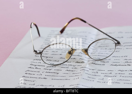 Ancora la vita di occhiali e lettera Foto Stock