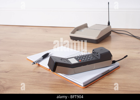 Telefono cordless su Notebook Foto Stock